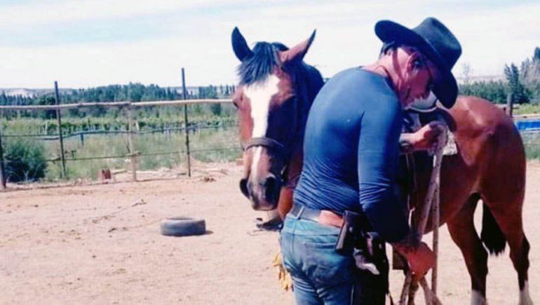 Australiano recorre el mundo a caballo y visit&oacute; a la Polic&iacute;a de R&iacute;o Negro