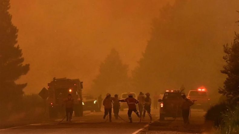 El fuego avanza en bosques y laderas e impide el tránsito en Ruta 40.