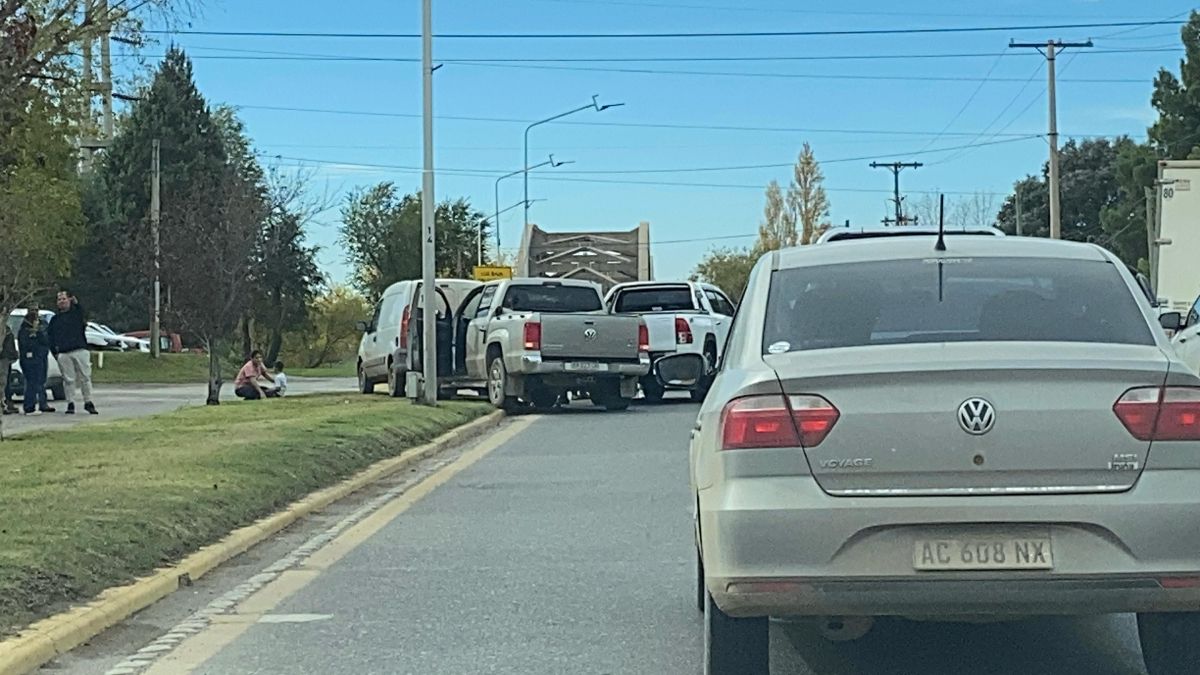 Caos en el puente de acceso a Cipolletti por un choque en cadena en Neuquén