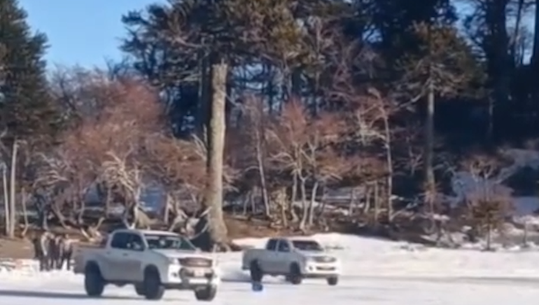 Inconscientes: se metieron a hacer coleadas con camionetas 4x4 en una laguna congelada
