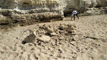 un derrumbe causo susto en la playa de las grutas
