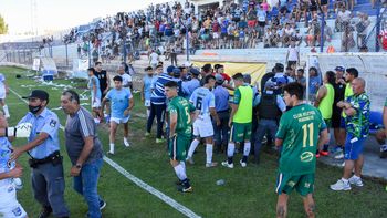 escandalo: se suspendio centenario-maronese por agresion a jugador
