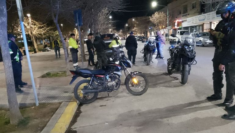 Personal policial y del área de Tránsito municipal participaron en el operativo relámpago que se hizo en la plaza San Martín.&nbsp;