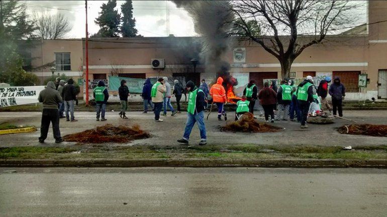 Policías de Cordero filman a manifestantes de ATE durante una protesta