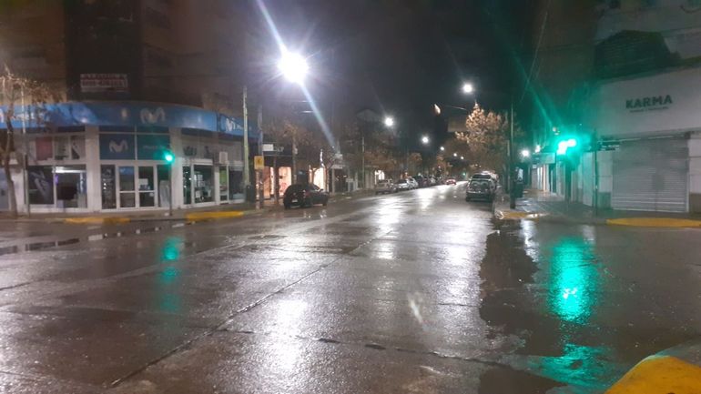 Las calles quedaron empapadas tras la nevisca de la madrugada de este sábado. El pronóstico indica que podría seguir nevando durante el resto del día.&nbsp;