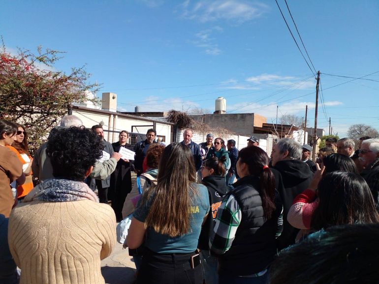Los vecinos hicieron fuertes reproches y planteos, hartos del faltante de agua en Oro. Los vecinos hicieron fuertes reproches y planteos, hartos del faltante de agua en Oro.