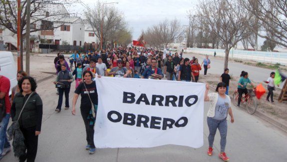 Los vecinos del Barrio Obrero A realizaron numerosas y masivas movilizaciones por las calles de la ciudad.