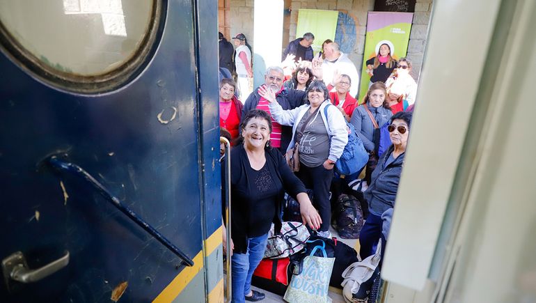 Carreras acompañó la inauguración del primer viaje de Turismo Social