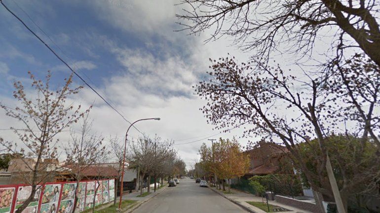 Iba en moto y casi muere decapitado por un cable