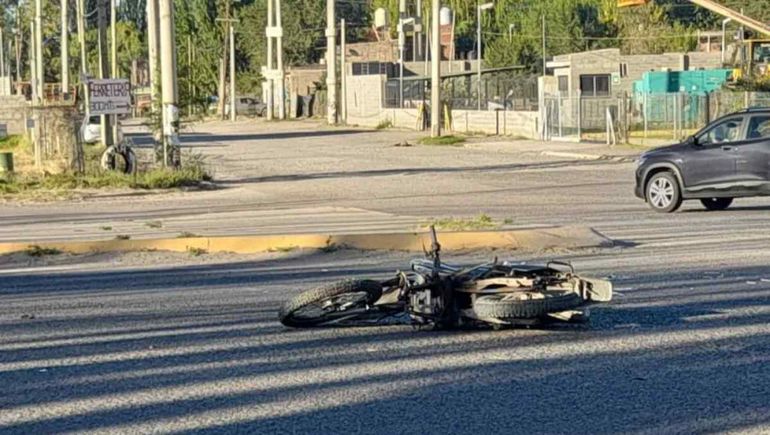 Un motociclista fue traslado al hospital por los golpes que sufri&oacute; en el choque.