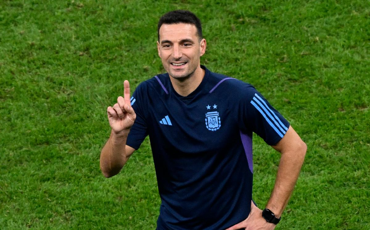 Scaloni y sus ayudantes vieron a Urcera campeón desde Qatar