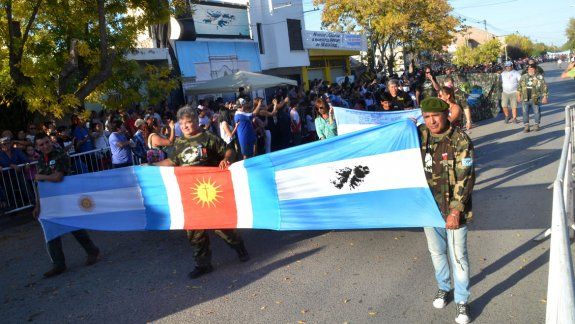 El tradicional desfile en la calle Bolivia contó con una masiva participación popular. Los vecinos homenajearon a los ex combatientes.