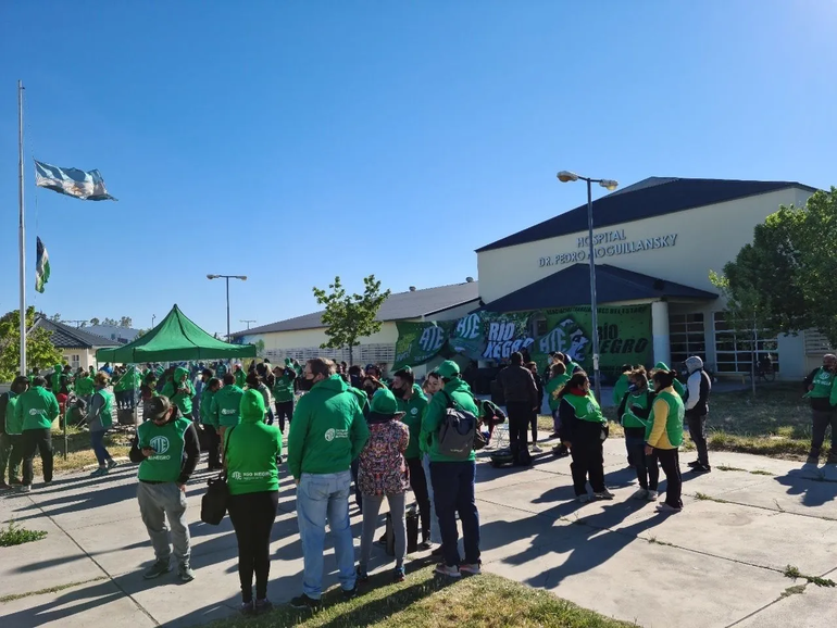 Los trabajadores del Hospital nucleados en ATE no cejan en sus reclamos para que se amplíe la dotación de personal en las diferentes áreas. Hoy