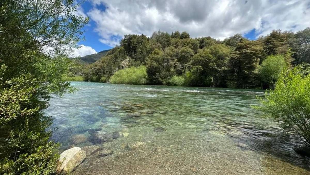 La mujer fue hallada en la costa del río Manso, entre Bariloche y El Bolsón.