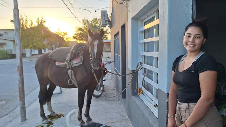 La alegría de Zahira por visitar a su abuelo con su gran compañero Brillito. La alegría de Zahira por visitar a su abuelo con su gran compañero Brillito.