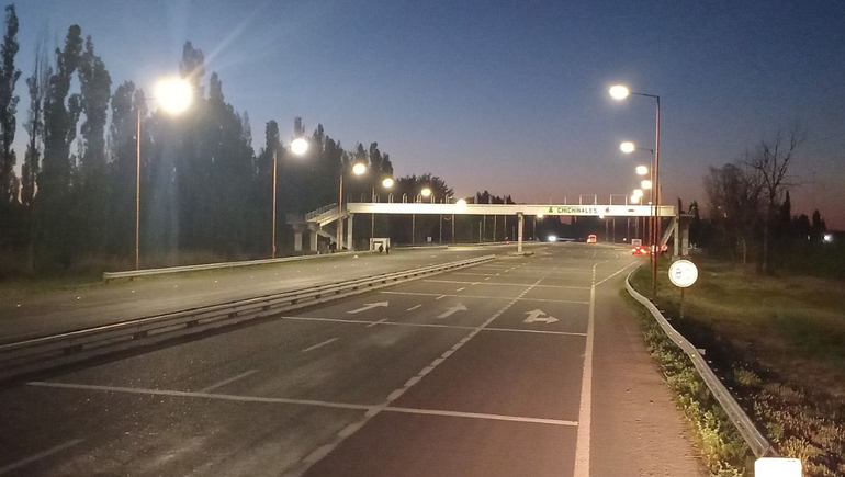 Sobre ruta 22, se colocaron nuevas luminarias led y desmalezamiento de las banquinas.