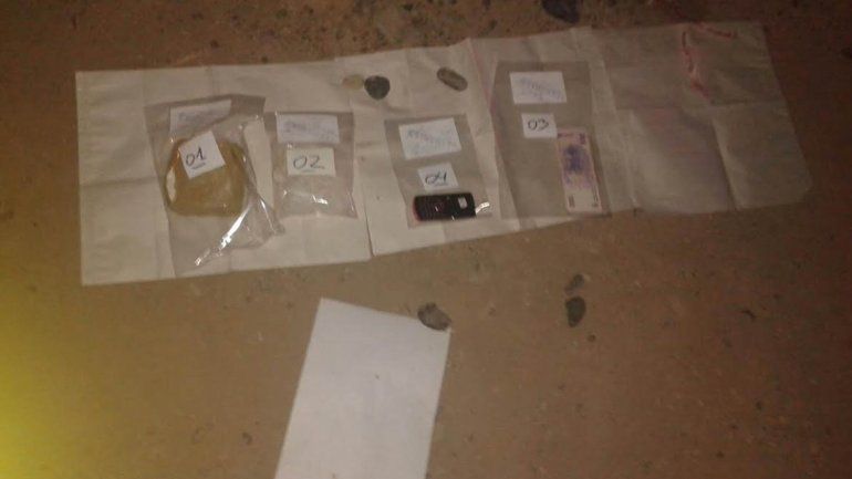 Medio kilo de cocaína en un ladrillo transportaban los sujetos. 