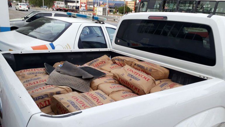 La camioneta y el azúcar quedaron secuestradas en el puesto caminero.