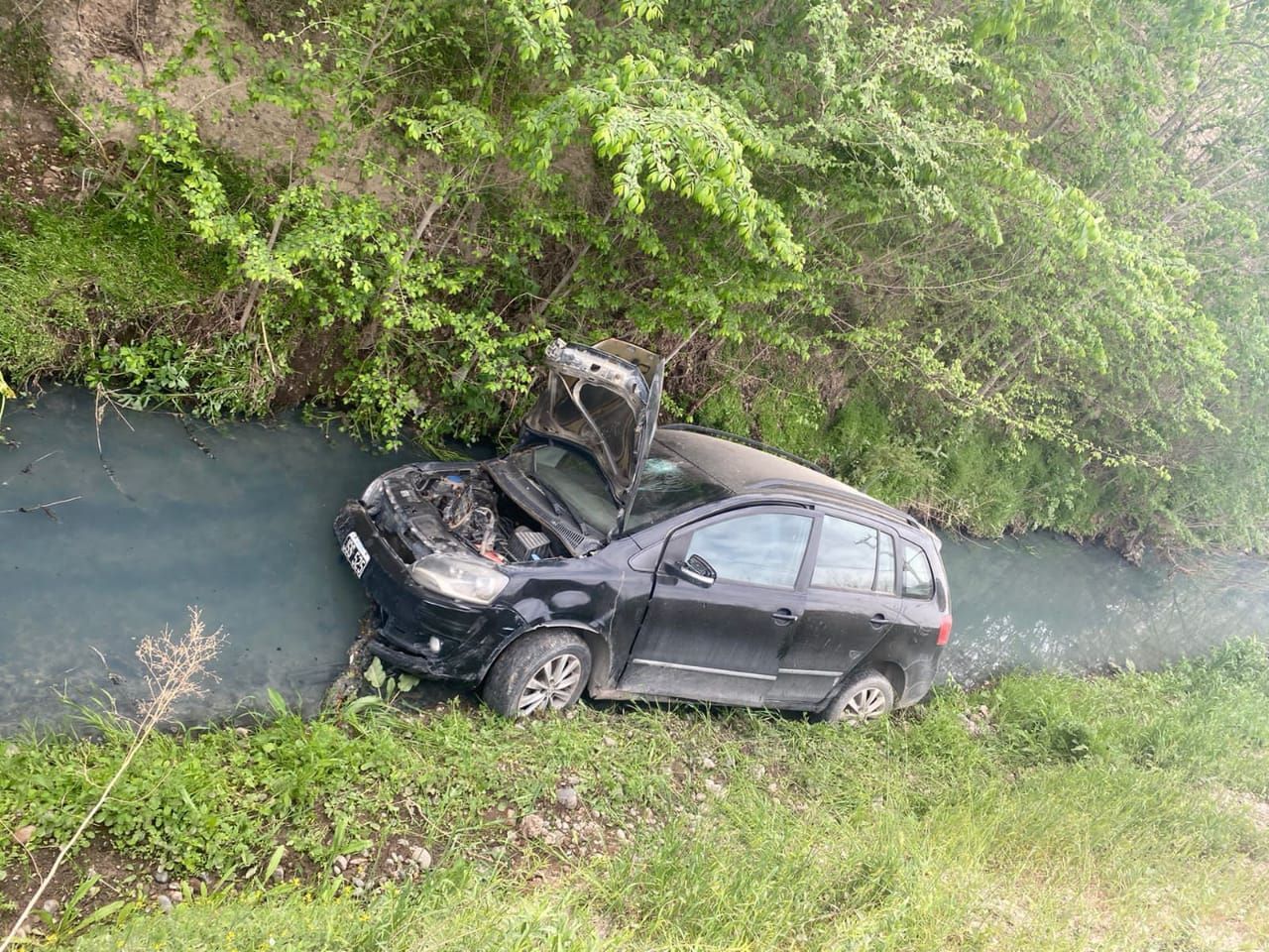 Un auto cayó al canal de la calle Vélez Sarsfield