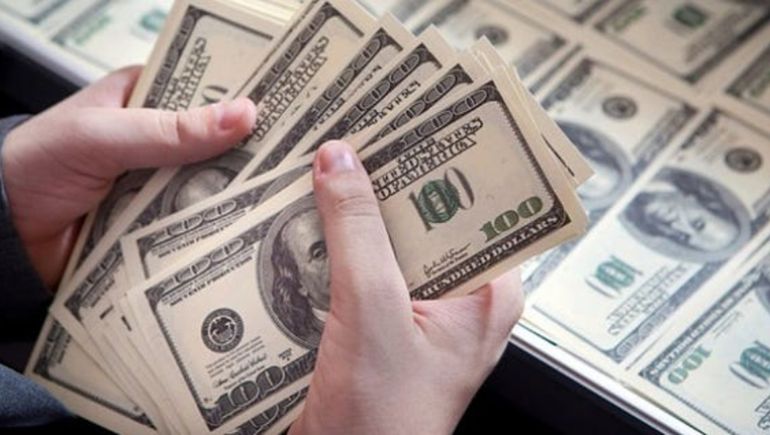El dólar blue continúa con una semana movediza.