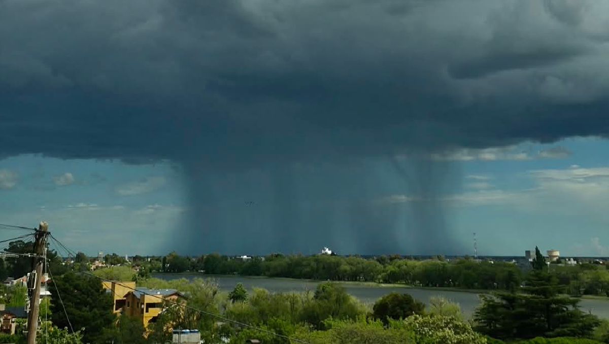 El cielo sorprendió a los vecinos de la capital rionegrina: Parece el hongo de una bomba nuclear. Foto: Agustin Córdoba.