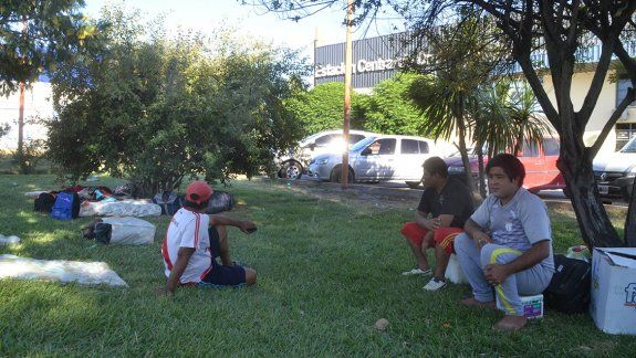 Algunos golondrinas consiguieron trabajo, otros decidieron volver a sus hogares y tres permanecen en la calle, a la espera de alguna propuesta.&nbsp;