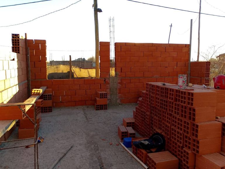 La construcción de nuevas instalaciones para el comedor Ubuntu Ferri avanza a buen ritmo. La obra es todo un logro para la comunidad del asentamiento de las vías y para todo Ferri. La construcción de nuevas instalaciones para el comedor Ubuntu Ferri avanza a buen ritmo. La obra es todo un logro para la comunidad del asentamiento de las vías y para todo Ferri.