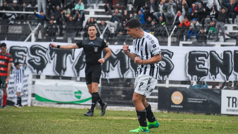 Fernando Pettinerolli festeja su gol del domingo contra Círculo Deportivo. Fotos: Omar Novoa&nbsp;