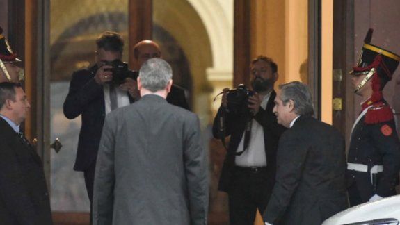 Macri y Alberto Fernández se reúnen en Casa Rosada