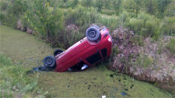 perdio el control y cayo con su auto a un desagüe: se salvo de milagro