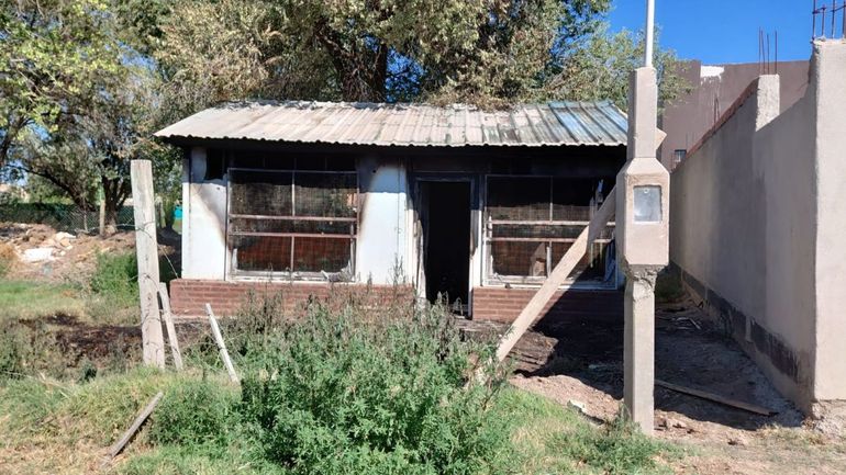 La vivienda afectada por el incendio sufrió graves deterioros estructurales y presenta riesgo de derrumbes. 
