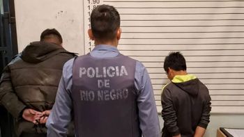 Los dos motochorros detenido tras una persecución policial iniciada luego de que intentaran robar una moto. 