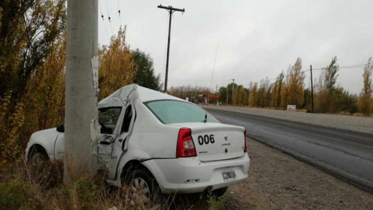 Un taxista chocó contra un poste a la vera de la Ruta 22 y se salvó de milagro