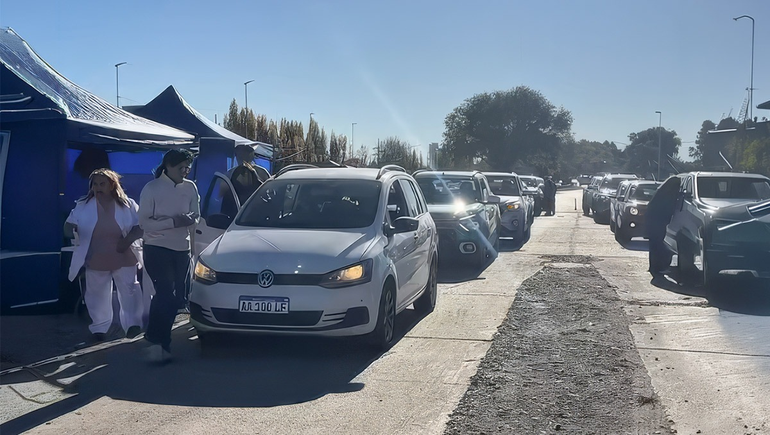 Rápido y dinámico. Largas filas de autos en el Puente Carretero donde hubo vacunación masiva.