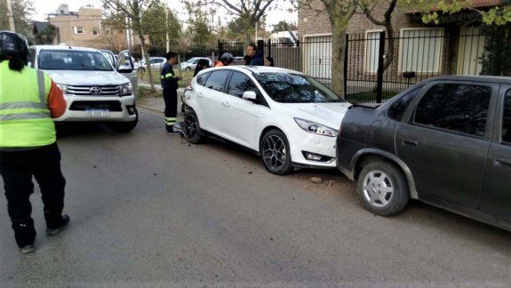 Chocó su camioneta de alta gama contra dos autos estacionados