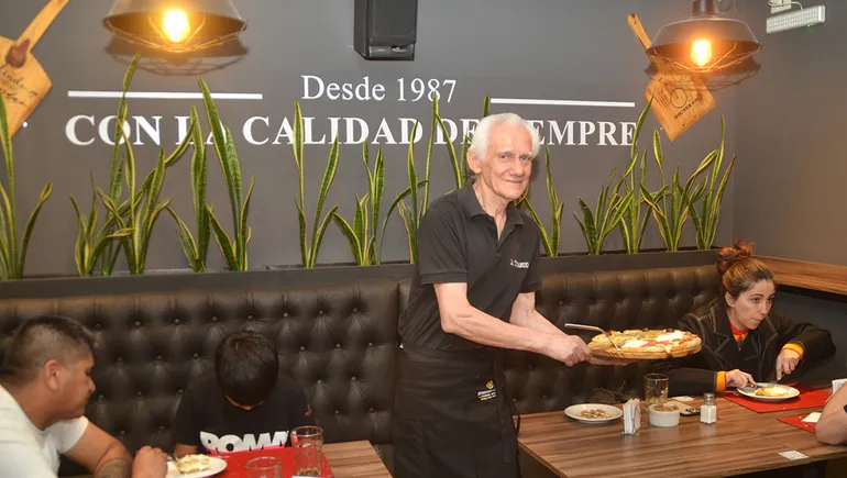 Tony en acción en la tradicional pizzería céntrica de la que es una leyenda.