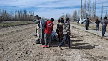 El vuelco ocurrió este domingo en Ruta Chica.