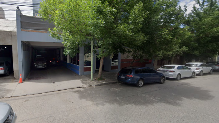 Intentó salir del estacionamiento, chocó y el gimnasio deberá pagar