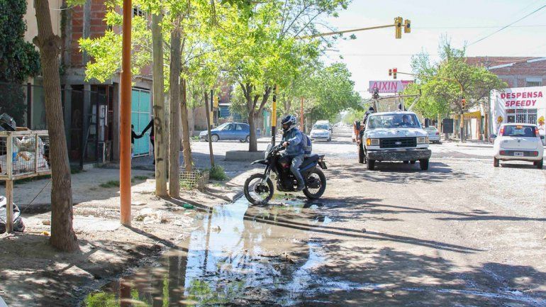 La calle Santa Cruz recibe mucho tránsito desde el cruce con Mengelle.