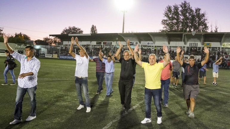 Los ex jugadores recibieron el cariño de la popular albinegra.