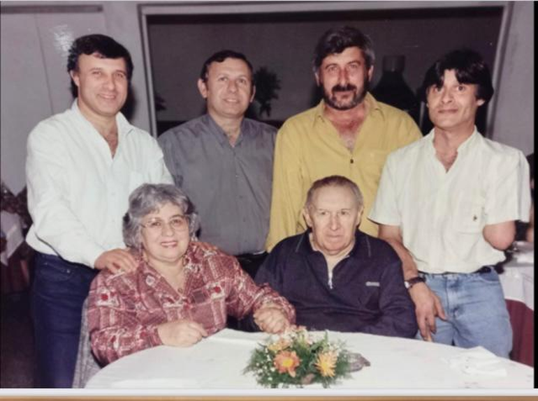 Ñata con sus cuatro hijos y con su recordado marido.