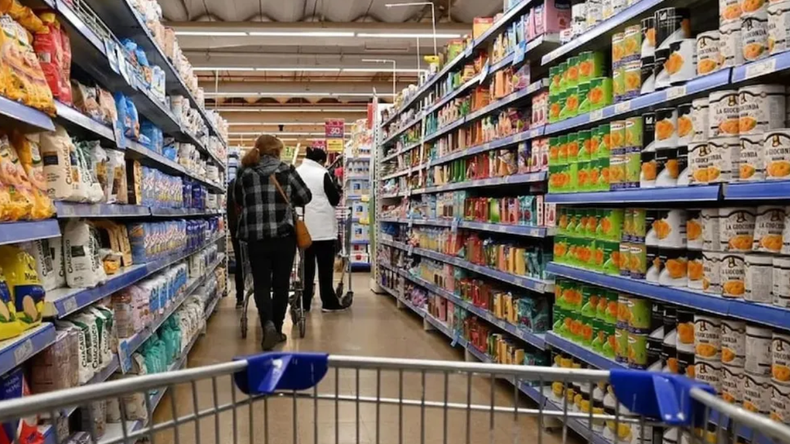 Multas millonarias a dos supermercados de Neuquén: vendían productos vencidos y mostraban precios distintos en caja