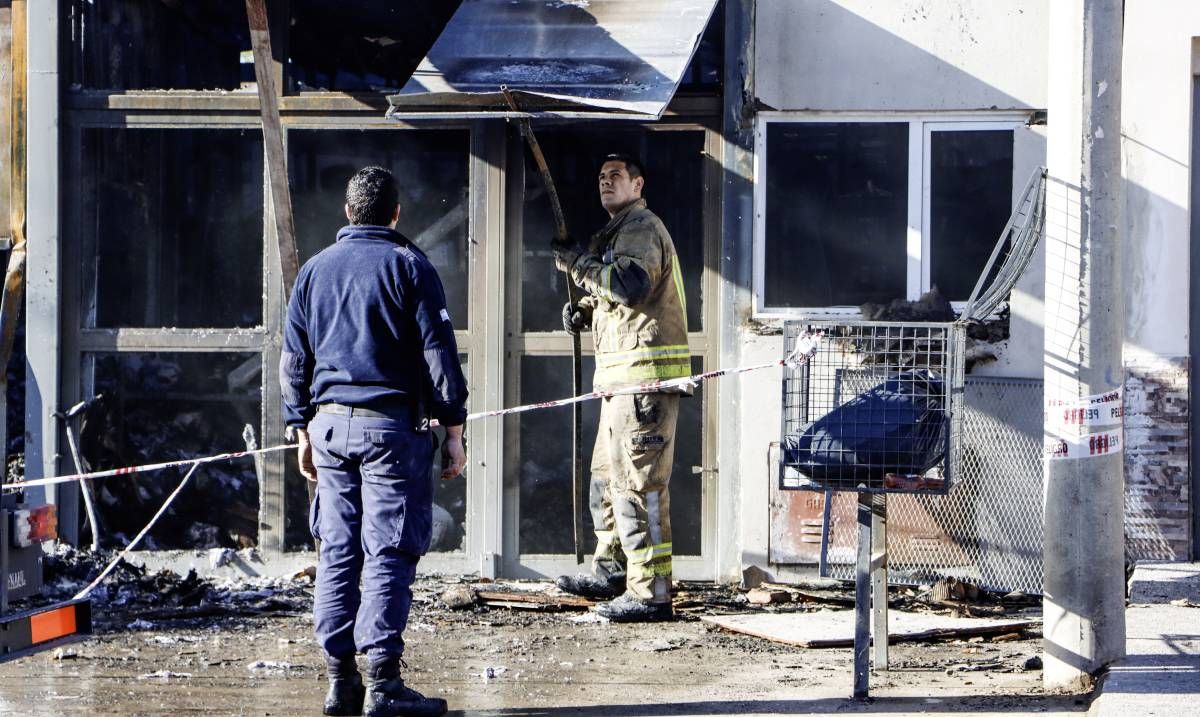 Los Bomberos trabajaron hasta este martes al mediodía en el incendio. Los vecinos la pasaron mal. Foto Anahí Cárdena.