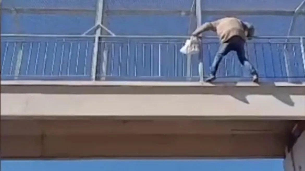 Quiso arrojarse de un puente en la Ruta 22 y lo salvaron