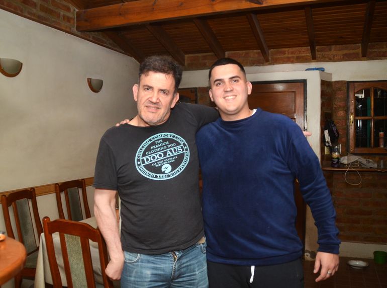 Luciano junto a su hijo Ramiro. Tiene 3 más. Luciano junto a su hijo Ramiro. Tiene 3 más.