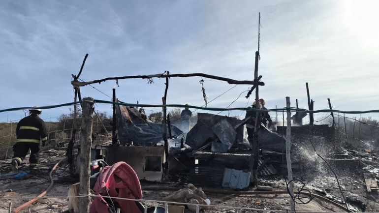 El fuego arrasó la precaria vivienda erigida en un sector descampado. En su interior los bomberos encontraron un cadáver. 