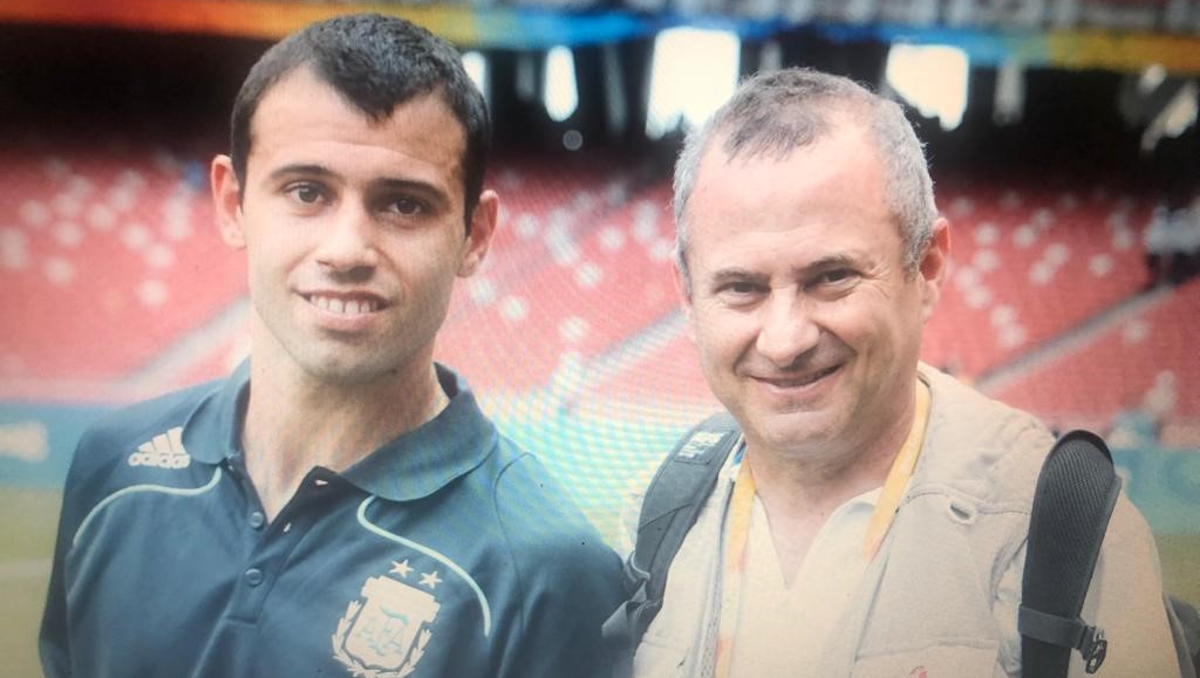 Sergio Dovio con Mascherano durante una cobertura mundialista.