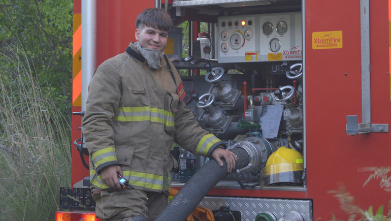 El bombero de Fernández Oro durante un entrenamiento. El bombero de Fernández Oro durante un entrenamiento.