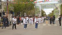 Gran presencia de vecinos en el desfile aniversario de Cipolletti.