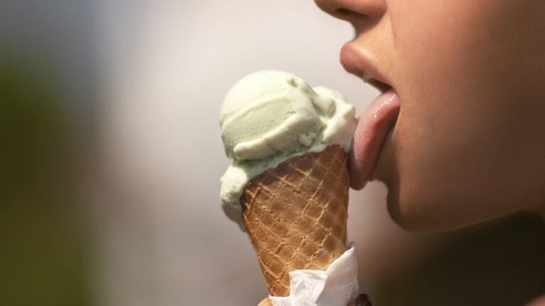 ¿Cómo se dice: tomar o comer helado? La RAE aclaró la polémica